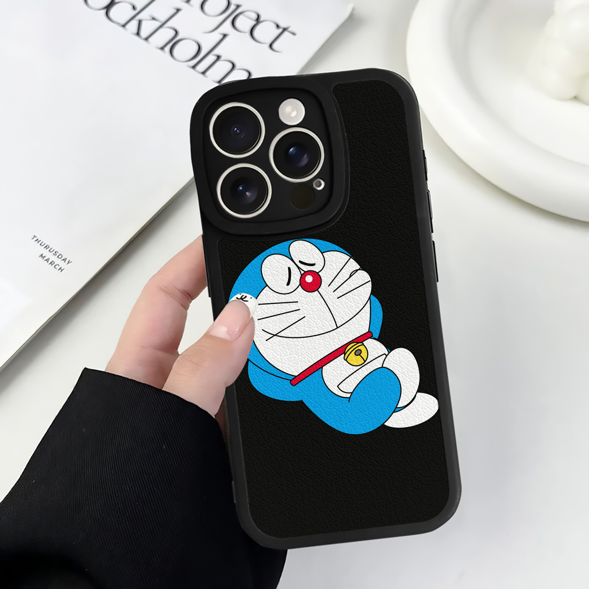 （画像用） ドラえもん Doraemon 【iPhone 16シリーズ対応】シリコンスマホケース（レザー調） 材質：シリコン